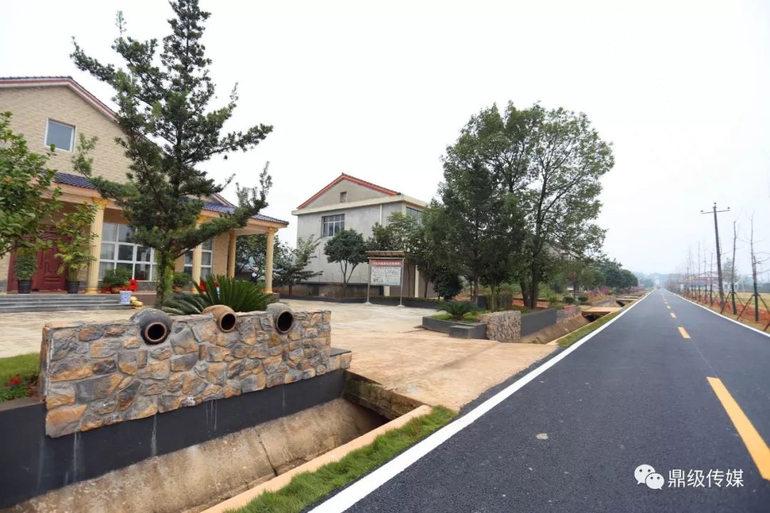 的迎宾大道 由原来的三米五改为五米宽 在建设过程中村民们积极响应