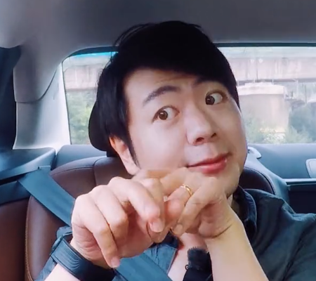 郎朗上演脸部表情包时却被吉娜眼镜吓到怪我没见过世面