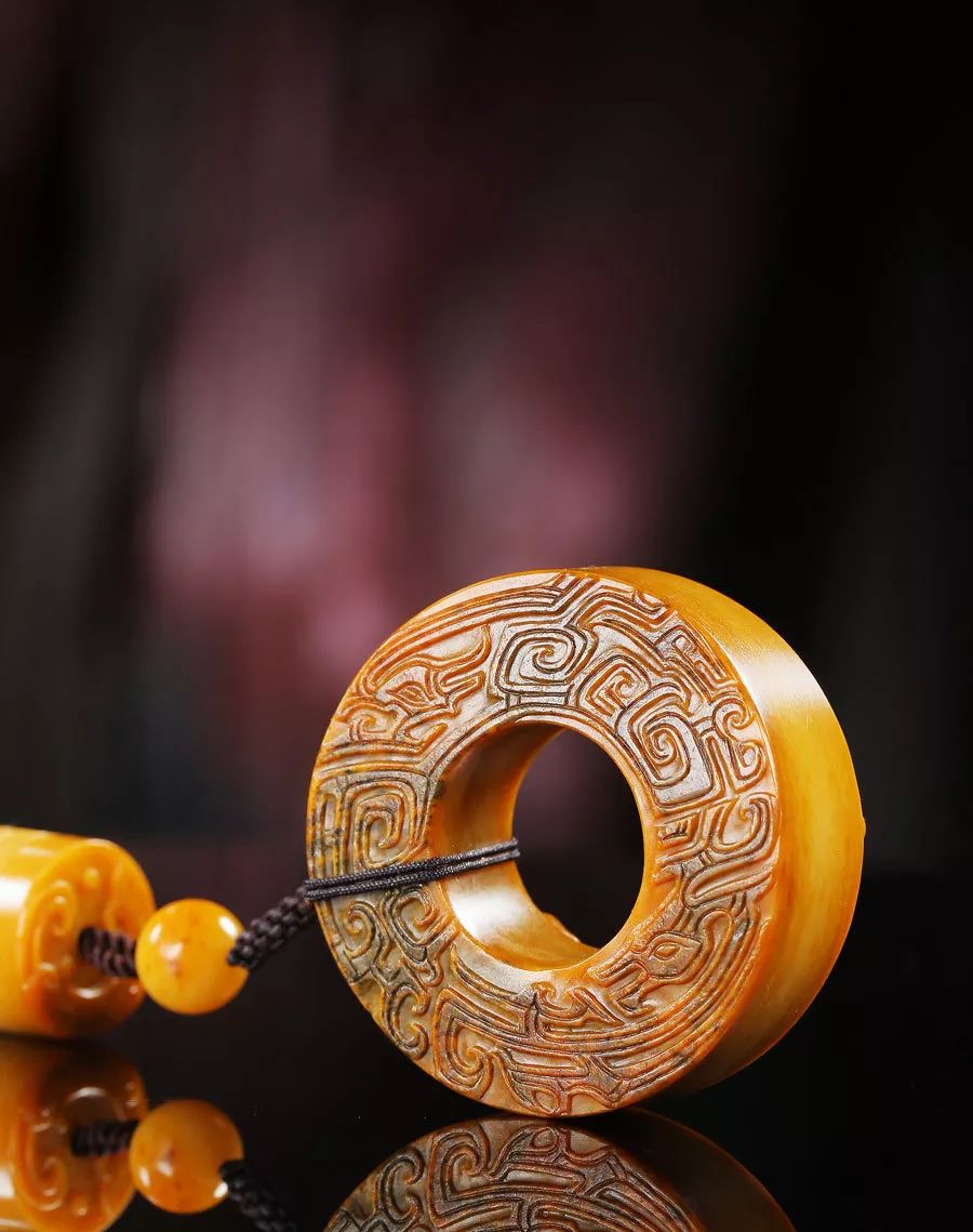 勒子则最为完美,两面留皮,满布黄沁之色,自然润泽,并饰以博古纹饰