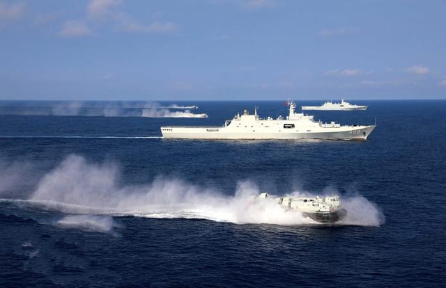 的下水,我国两栖登陆力量的建设迎来高潮,新型两栖作战舰艇下水的同时