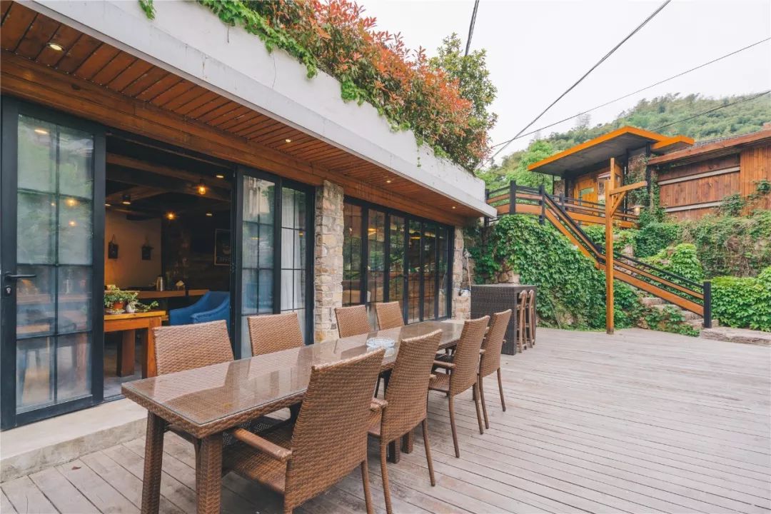 竹径茶舍在农田和庭院多处开设野奢式点状茶厢,除了供宾客休憩,还将