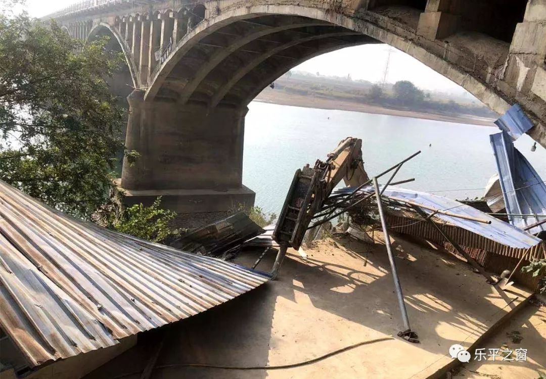 【媒体 执法】占据河道建餐馆长达十余年,接渡大桥下这栋违建拆了!
