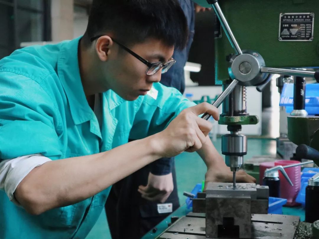 振兴杯倒计时3天钳工就是吃苦和精度的代名词