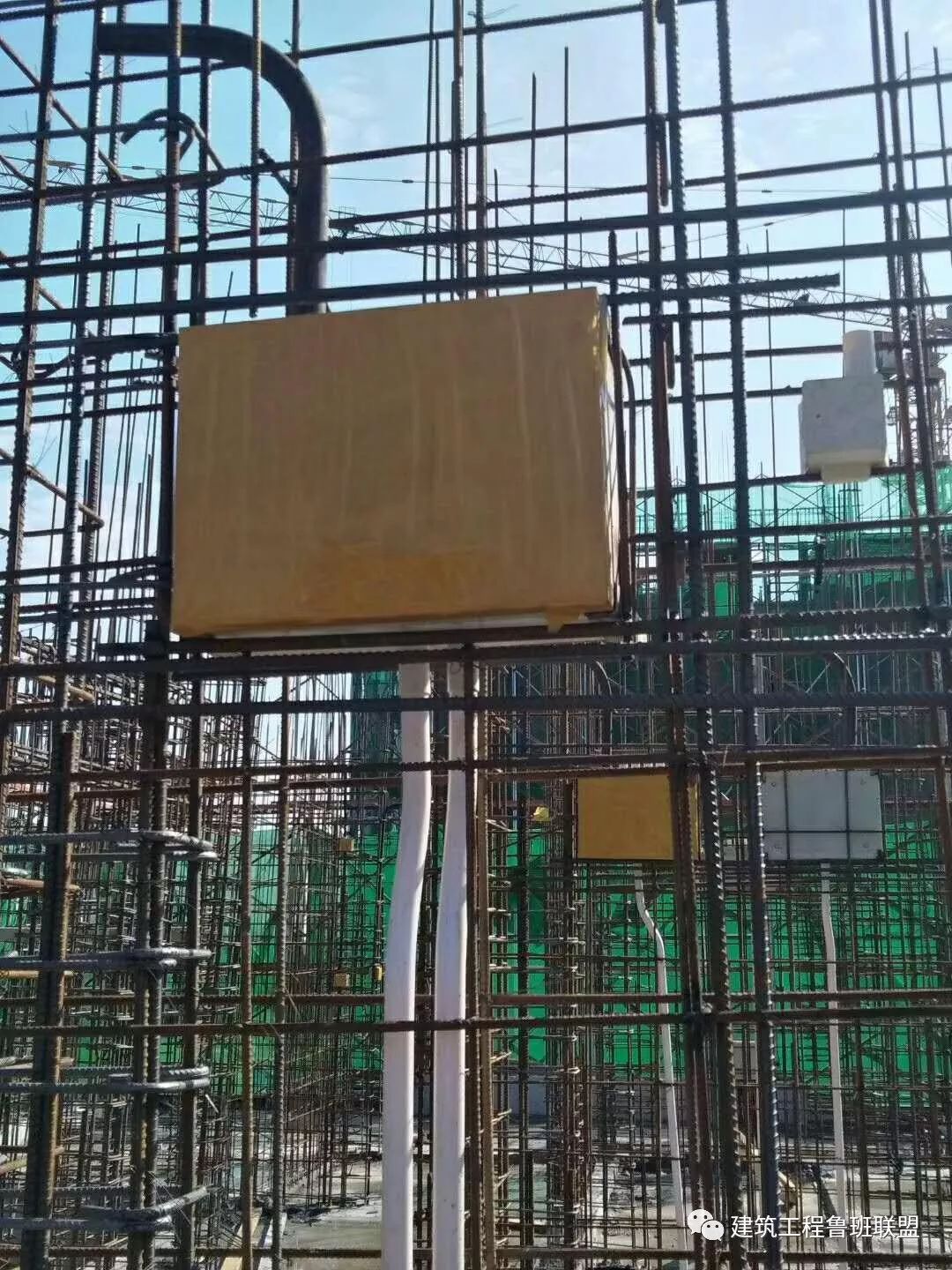 一次结构箱体预埋方式:电箱封堵与内支撑牢固,采用木头支撑箱体,避免