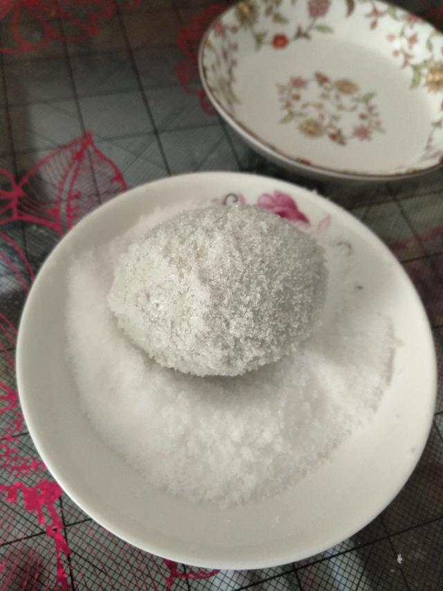 东北小哥卖咸鸭蛋天天排队用这种方法腌的鸭蛋个个冒油