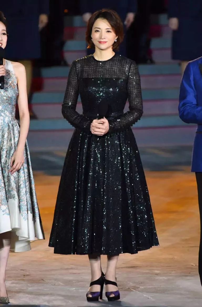 相较前面职业装的选择,董卿在礼服的挑选上就会相对放得开一点,不管是