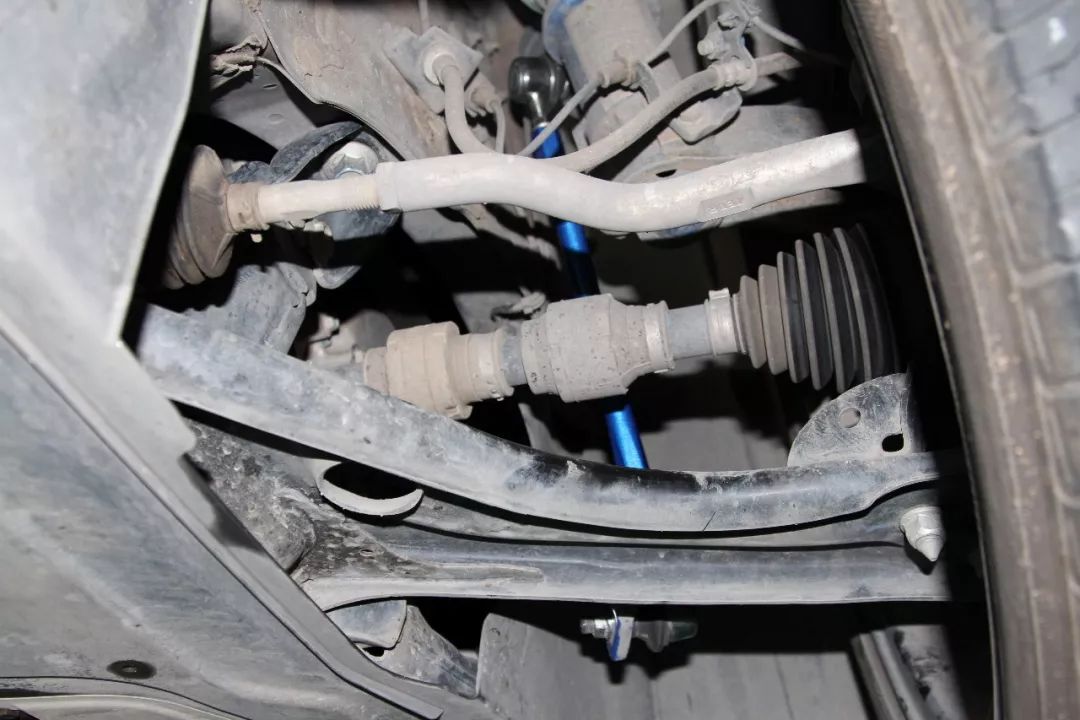 可以对避震器降低车高之后带来的平衡杆的安装角度的变化进行修正.