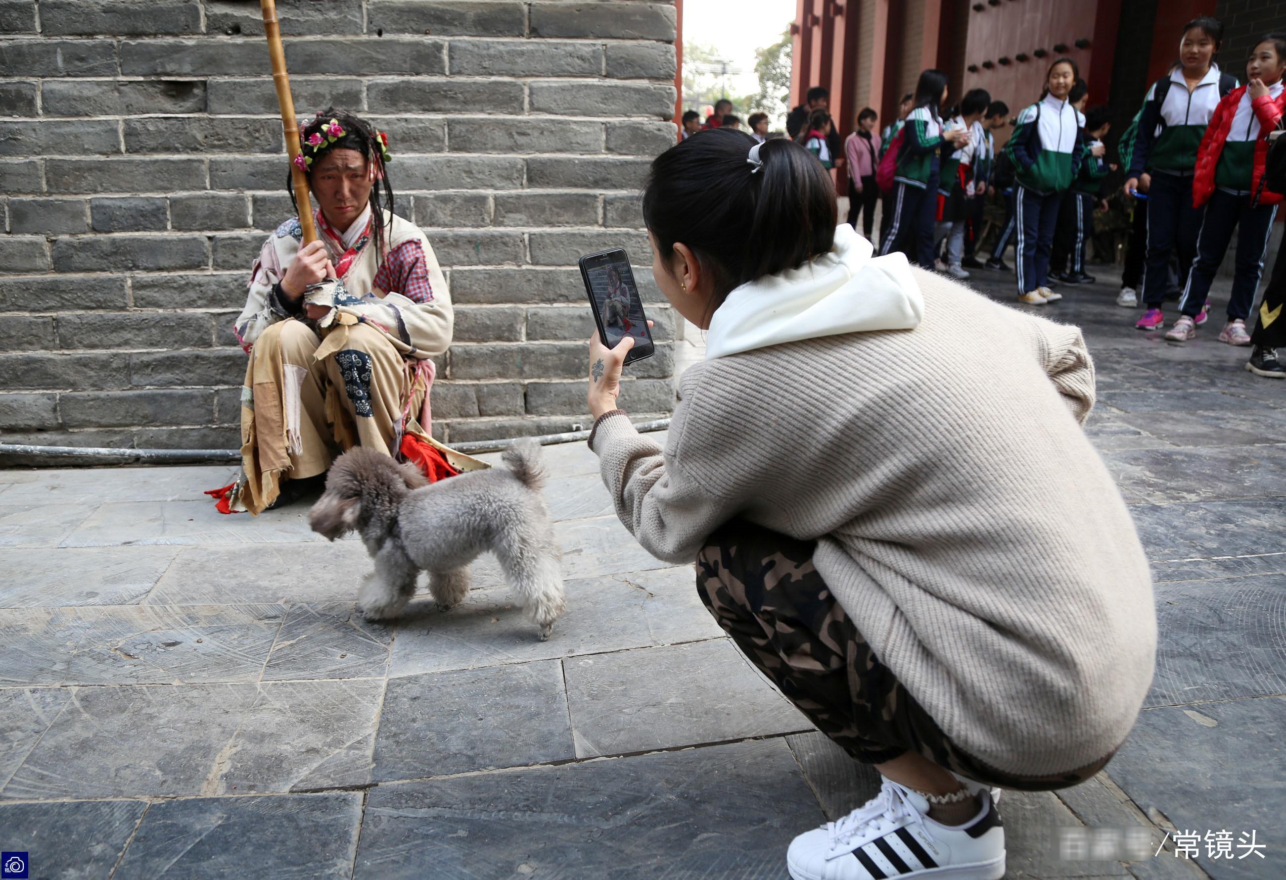 女乞丐拿棍拿碗图片