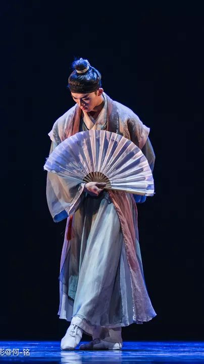 是以折扇为道具的中国古典舞男子群舞,于 2017 年在北京舞蹈学院