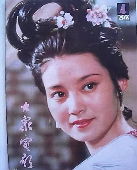 看看她年轻时的照片,完全的一个大美人嘛,尤其是那双眼睛,目若秋波