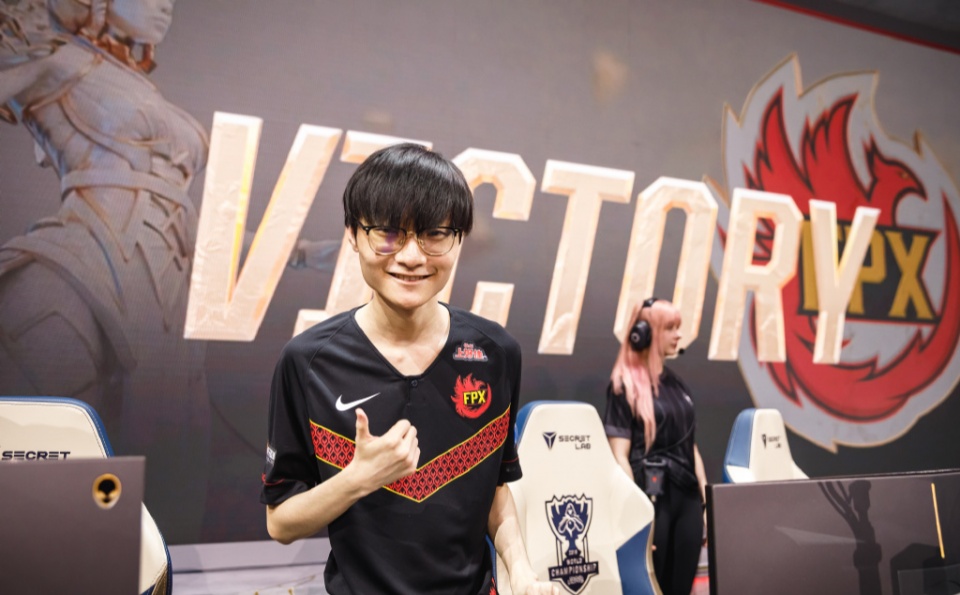 fpx小天盲僧一脚"踢出名",外网网友评价"lpl打野疯了"_瞎子