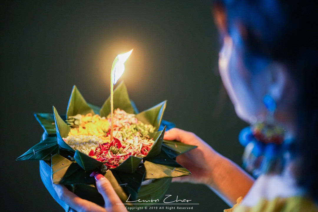 双十一来西双版纳过水灯节傣族小姐姐带领万人放水灯