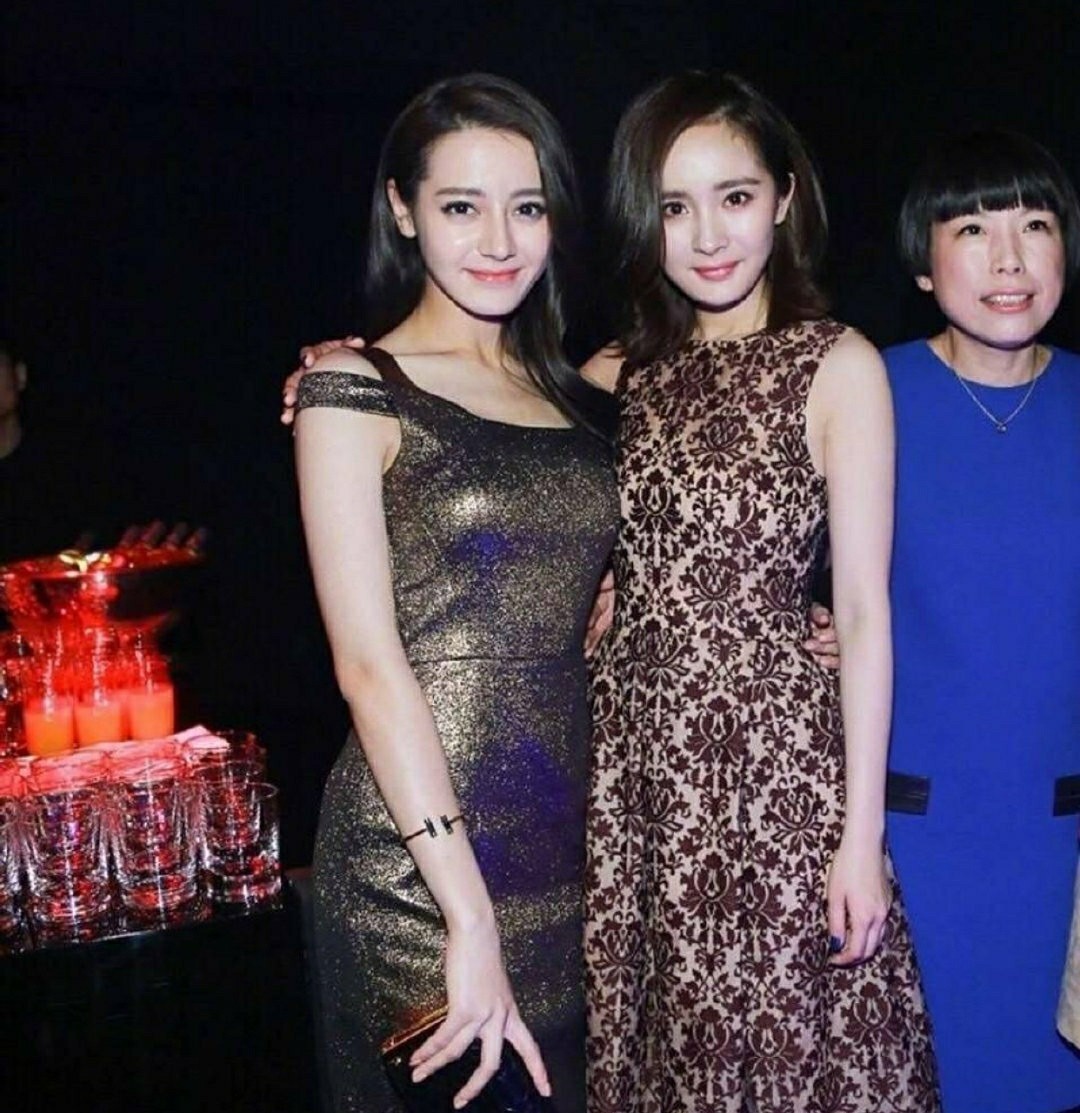 杨幂和迪丽热巴合照,两人身高只差2厘米,胳膊却差了一大截