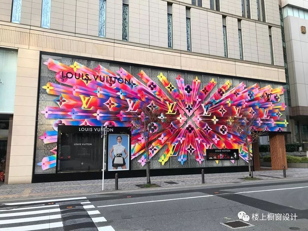 既有节日气氛又有辨识度彩虹色立体logo搭配出各种造型的橱窗你的城市