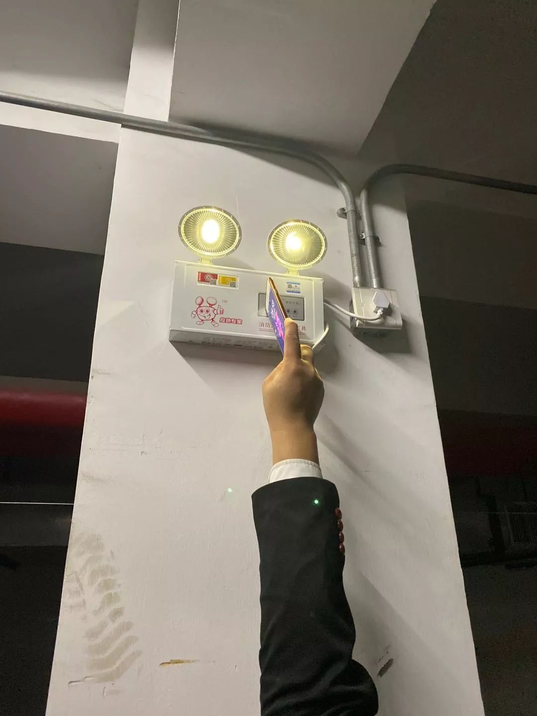 采访时,经开消防大队的许参谋查验了地下车库内的应急照明灯等其他的