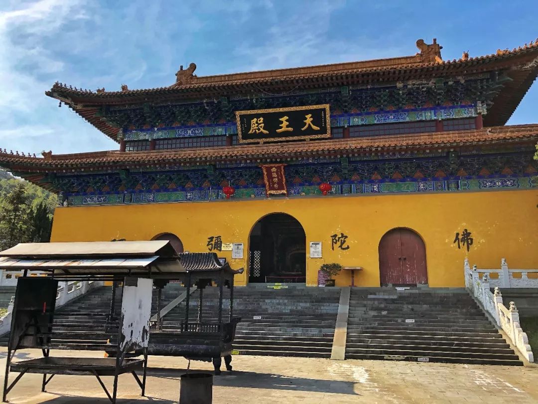 该景区是一个以玉文化为特色,融山水灵气,玉雕精品和人文胜迹为一体的