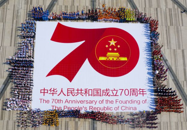 江门各行各业,男女老少共庆中华人民共和国成立70周年.