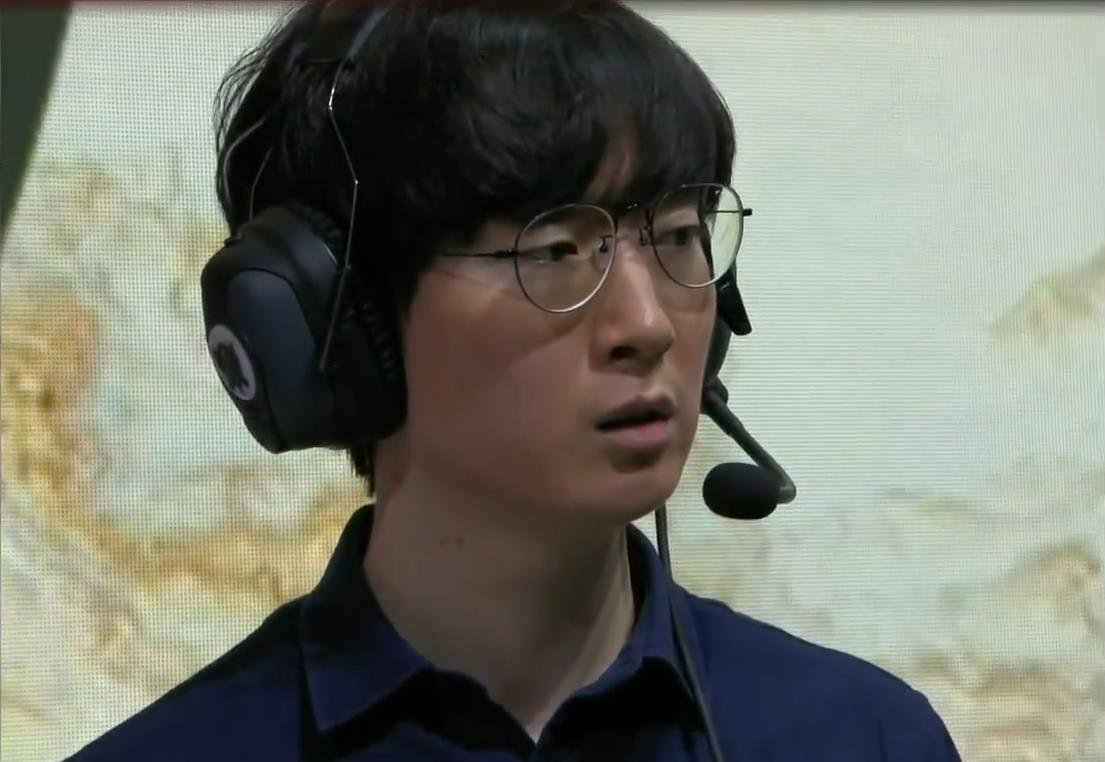 而另一边fpx战队的战马教练,今年一整年的bp压根就没有输过一次,尤其