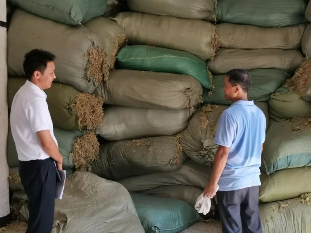 图为:客户经理走访海花草收购户截止目前,贵定农信社在甲子屯发放涉农