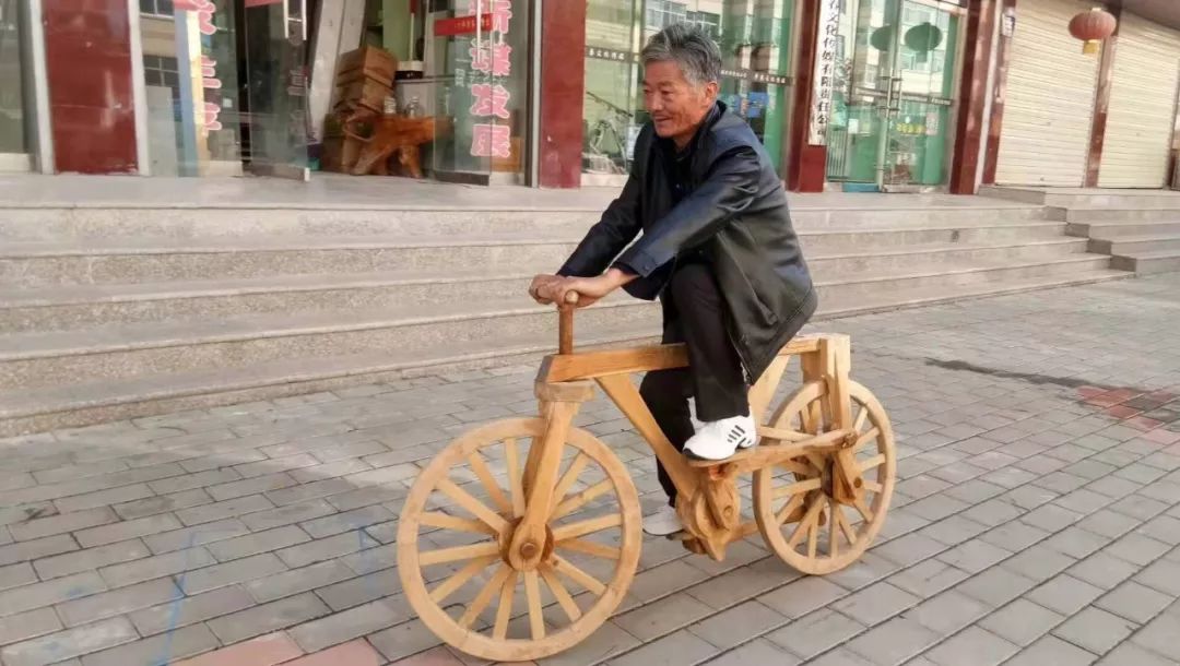 高手在民间!平凉能人发明能骑的纯木头自行车
