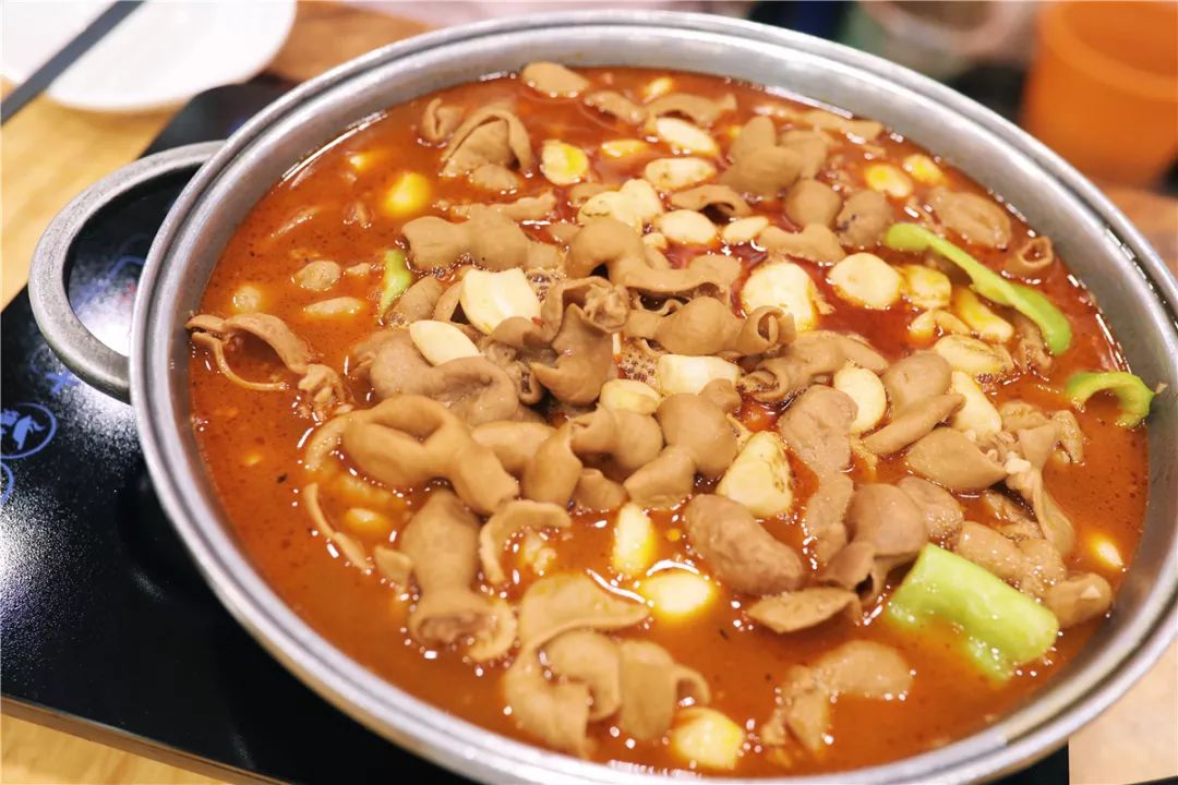 一锅肥肠足够两个人吃的,没有脏器臭味.