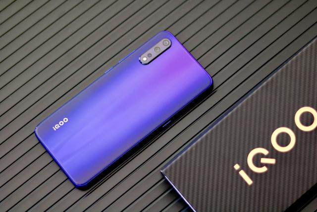 原创iqooneo855版电光紫图赏游戏性能强劲拍照表现很意外