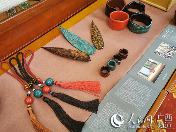 桂林竹根制胎漆器(沈泉池/摄)新闻发布会现场展出的桂林旅游文创产品
