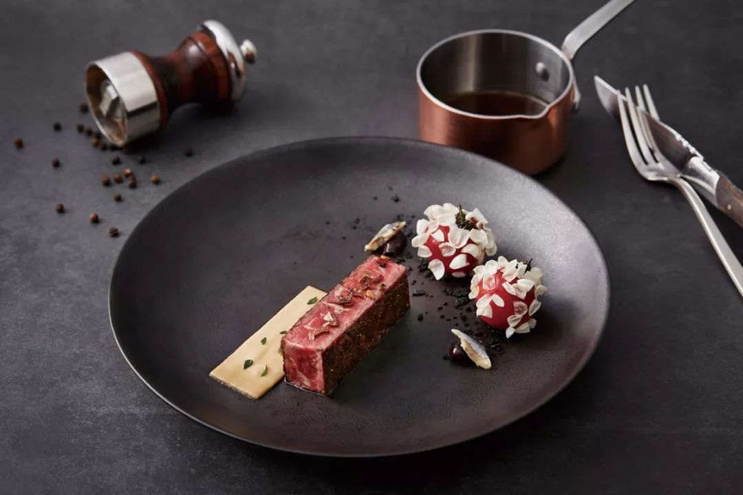 个结合酒吧与休闲功能于一体的会客区域,主要供应经典鸡尾酒及葡萄酒