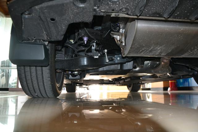 底盘方面是麦弗逊式独立前悬挂和多连杆式独立后悬挂的组合.