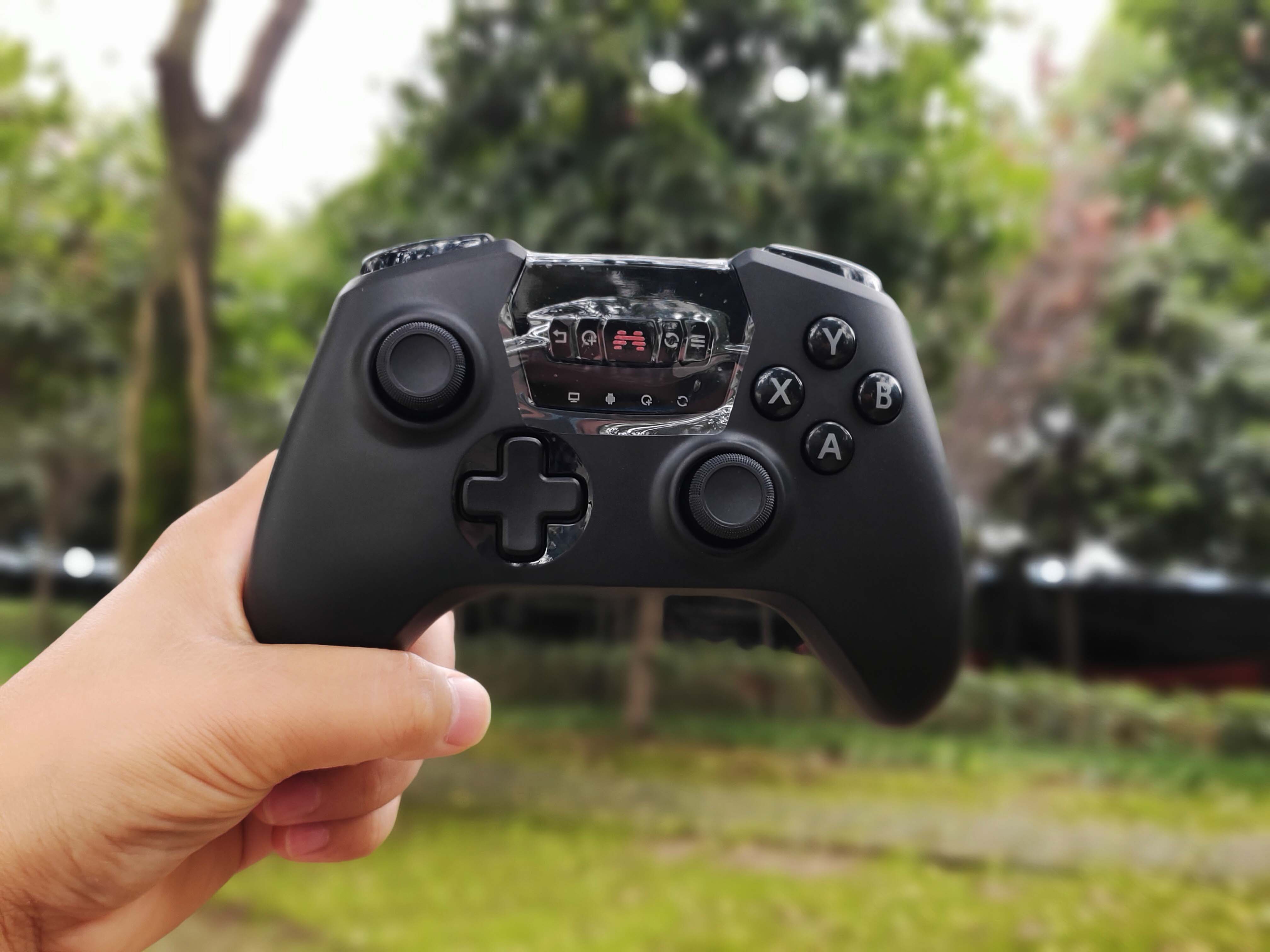 玩游戏三档变频连发北通斯巴达2手柄神助攻