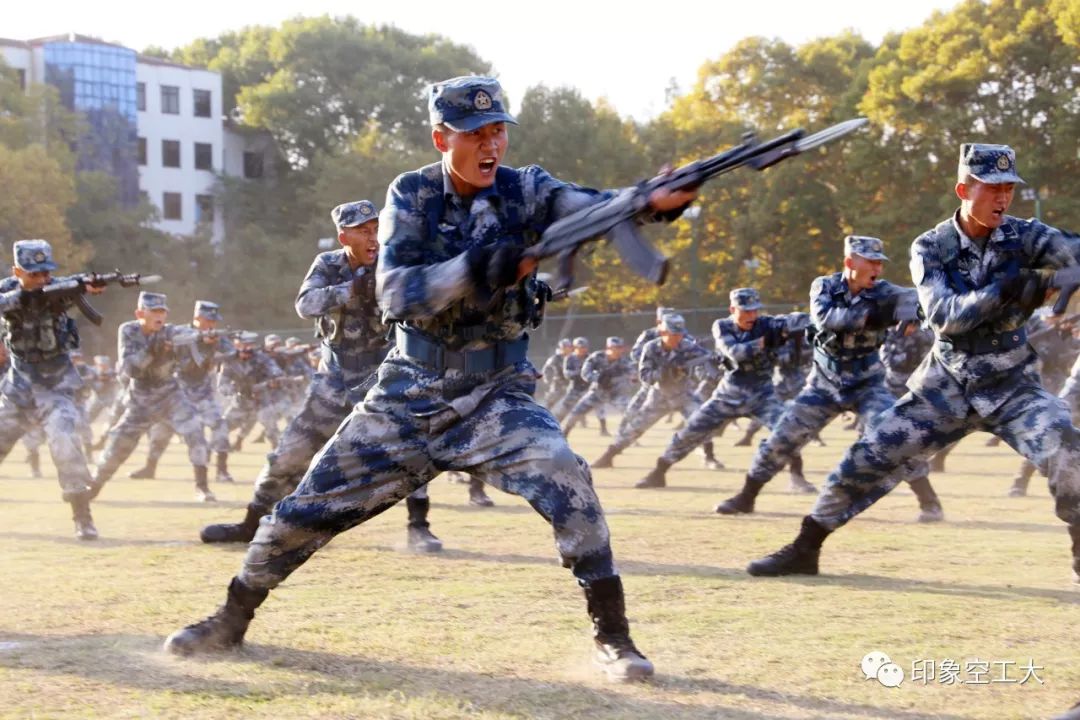 限量版军营开放日祝人民空军70岁生日快乐