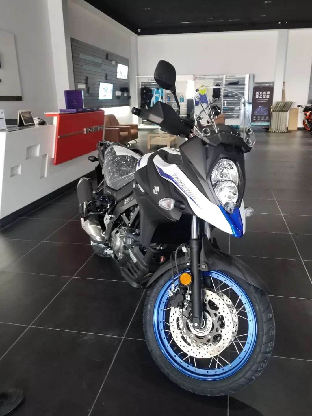 终于等到你日本大贸铃木全新dl650首批车登陆贵州