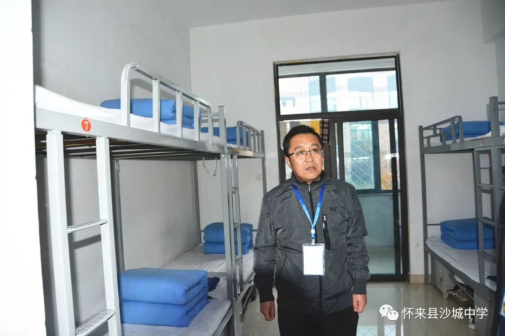 随后在忻州一中北校区专职人员的陪同下,观摩了公开课,课间操,参观