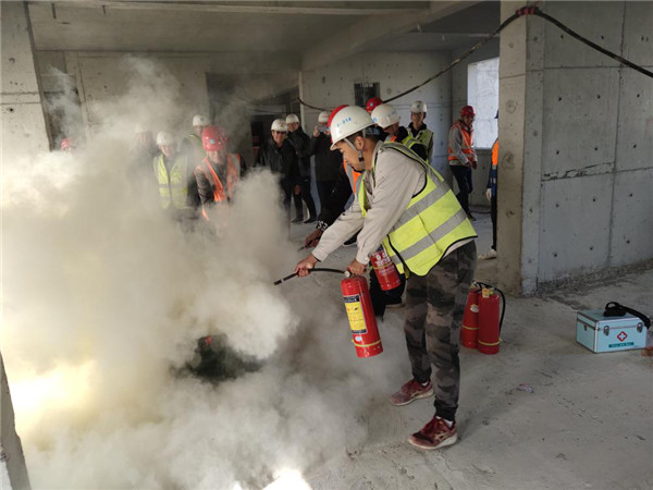中建二局华北公司第十八项目部组织开展火灾疏散逃生演练
