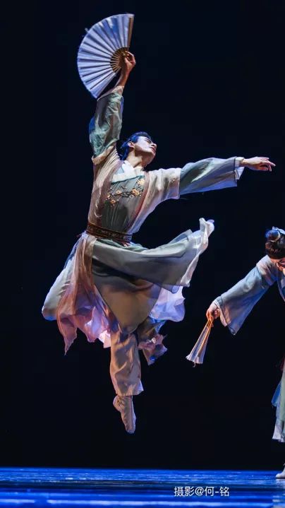是以折扇为道具的中国古典舞男子群舞,于 2017 年在北京舞蹈学院