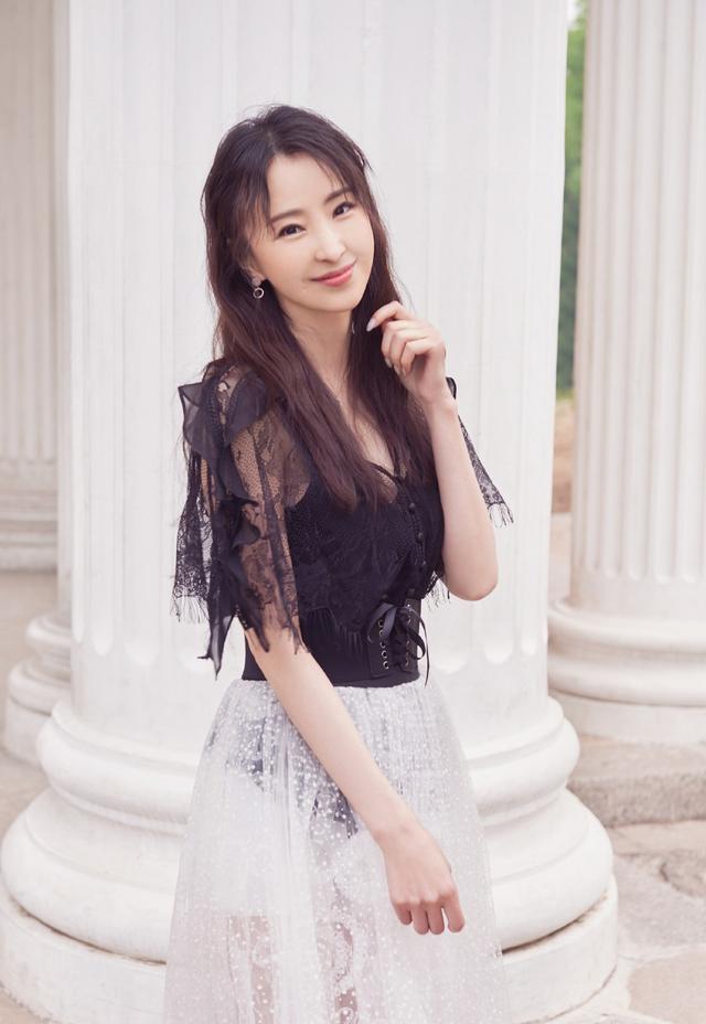 苏有朋版《倚天屠龙记》她演丁敏君,今穿渐变轻纱裙,美似小仙女_林静