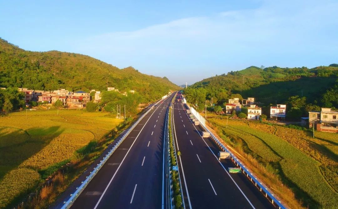 目前,广西交通投资集团崇左至水口高速公路已进入冲刺建成通车的关键