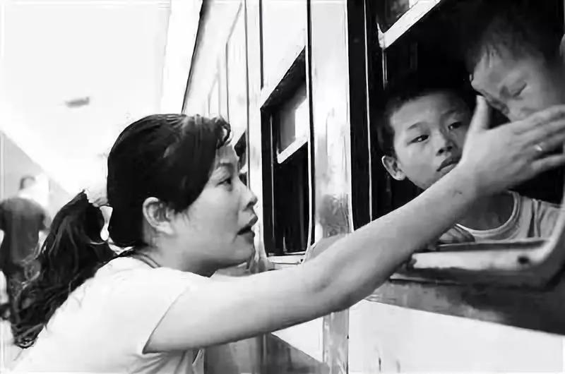 每次离别时,妈妈表现的很坚强,孩子,已经控制不住分别的泪水~~妈妈又