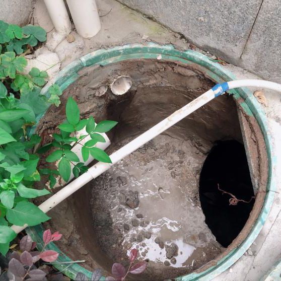 别墅区◆铜马广场牌坊下的小市政排水主管因外委施工单位施工不当致排