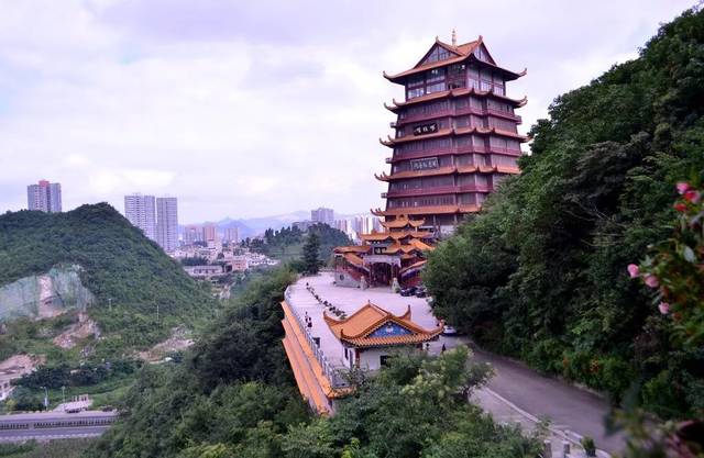 风景秀丽古柏参天树木葱茏的巢凤寺