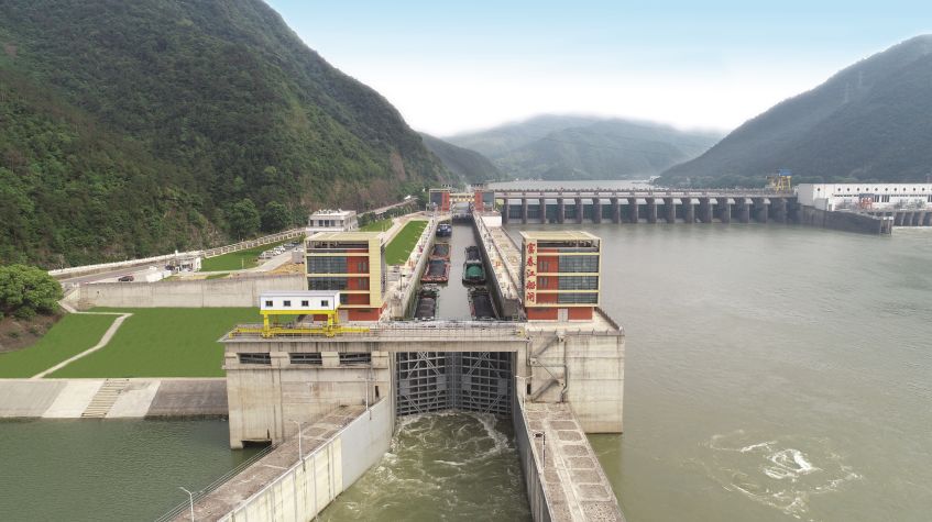 "一种中高水头碍航船闸改扩建工程基于双层廊道的新船闸取水系统"