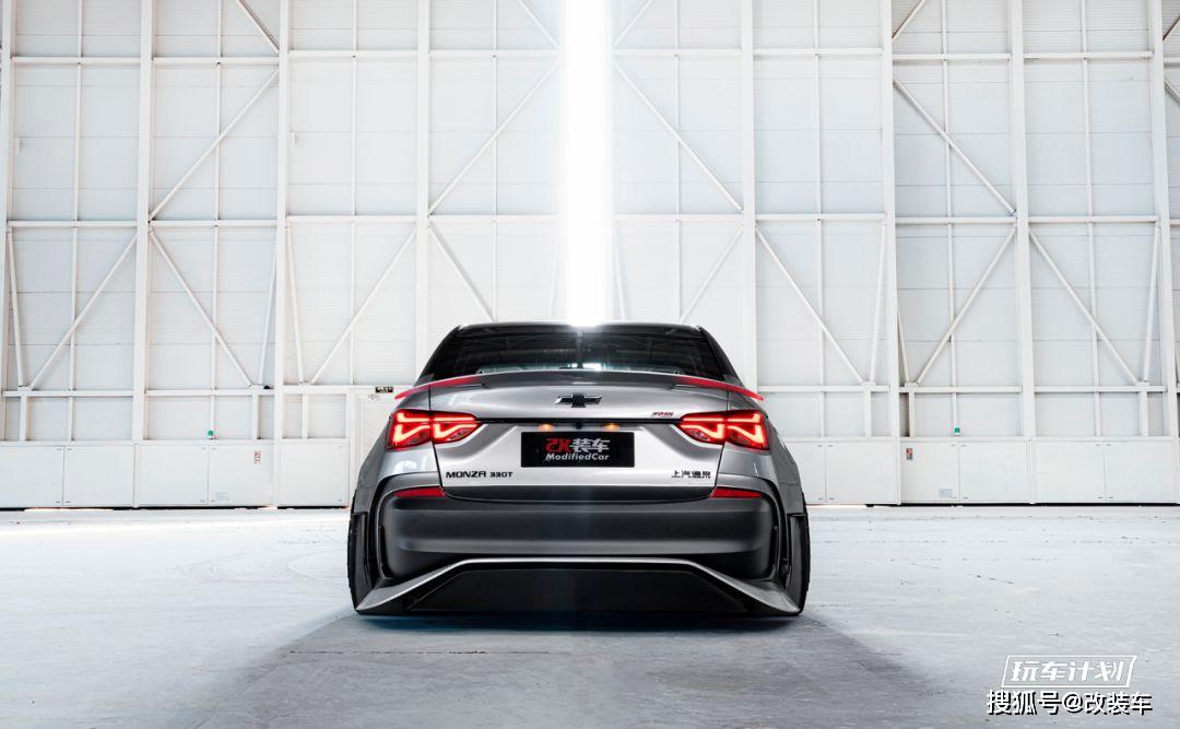 爆改之后的雪佛兰科鲁泽竟然在机场跑道和飞机共舞