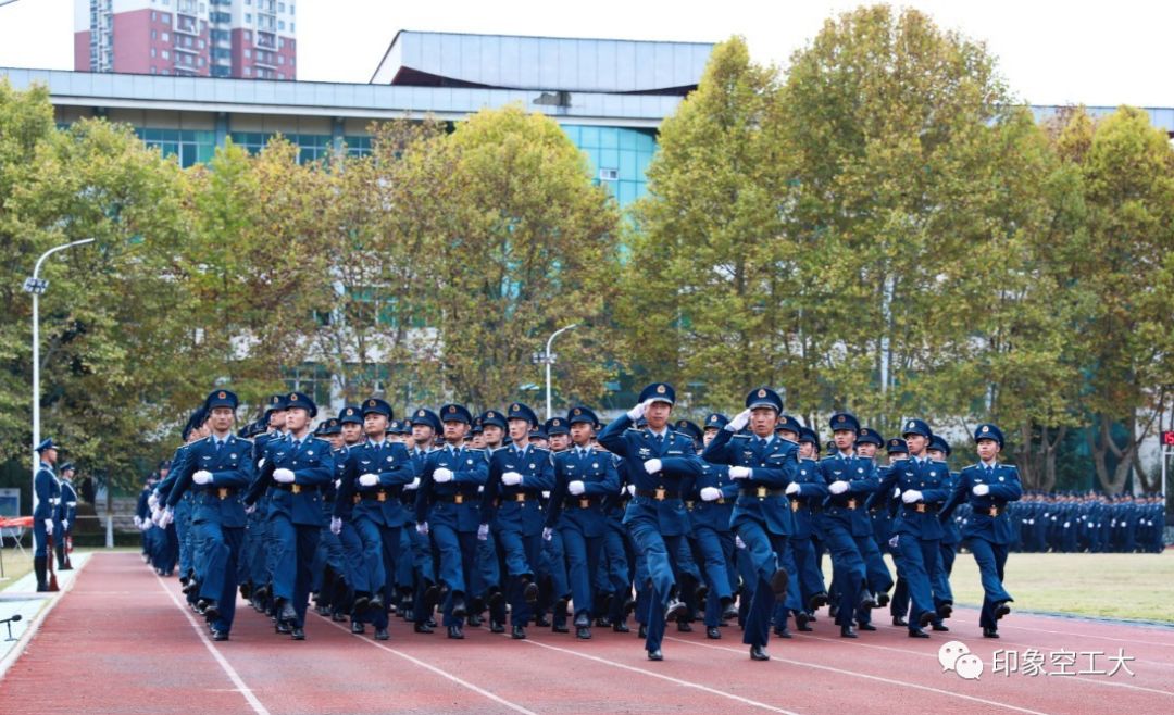 限量版军营开放日祝人民空军70岁生日快乐