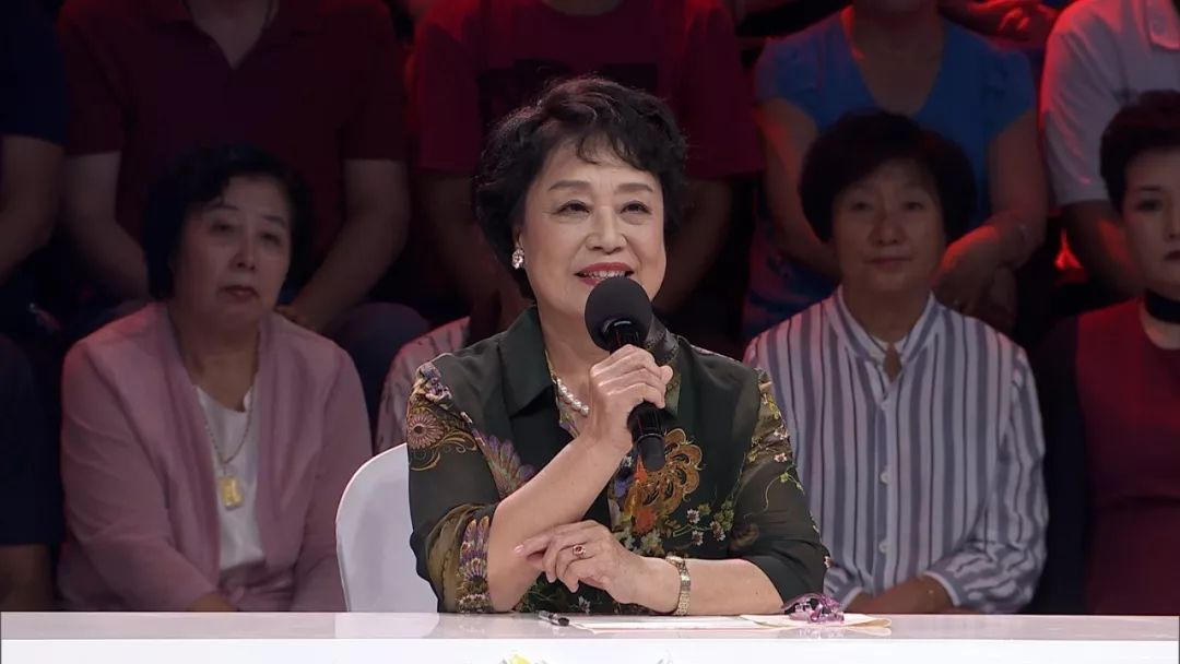 来自天津市青年京剧团国家一级演员谭艳担任专业示范,与票友付黎莹,辛