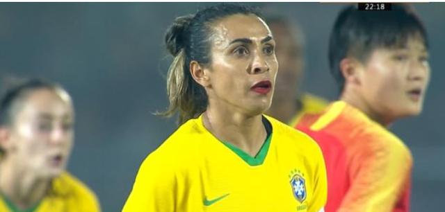 玛塔涂口红比赛女足锋霸却胶布遮纹身!压抑天性真能让球技提升?