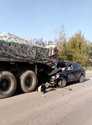 长清孝里!私家车车头钻进大货车车底!