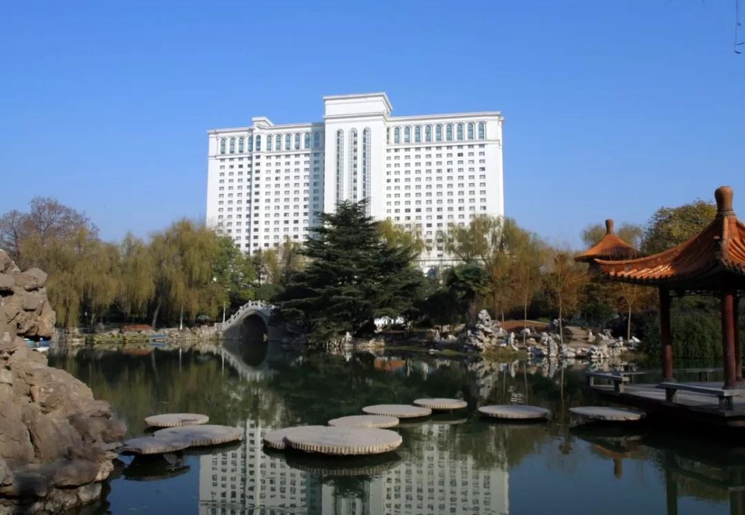 洛阳站"特邀后象设计师事务所 创始人&设计主持,武汉理工大学艺术与