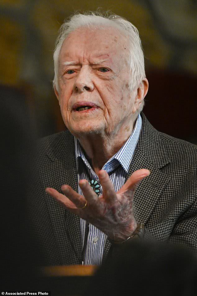 美国前总统卡特入院接受手术,此前在家中摔倒,盆骨骨折