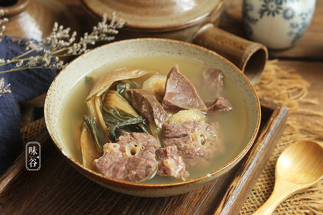 我家就常喝这道菜干猪肺汤,白菜干配以鲜美醇香的猪肺,香甜可口的