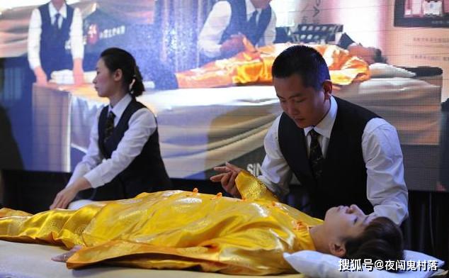 人死后需要穿寿衣什么时候穿合适临终前还是临终后各有说辞67